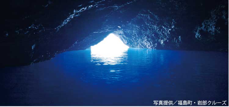 福島町の岩部クルーズで見れる青の洞窟