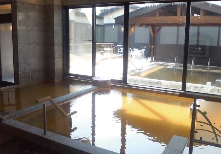 函館乃木温泉なごみの内風呂から見える露天風呂
