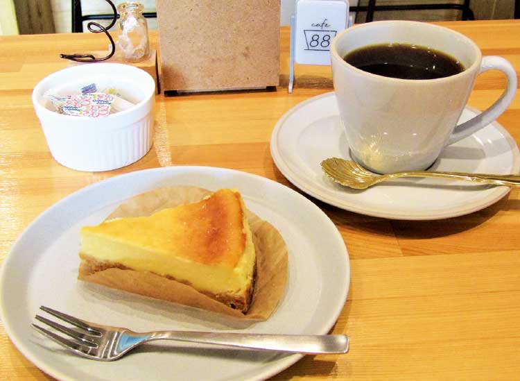 カフェ88の「ベイクドチーズケーキ」とセットのコーヒー