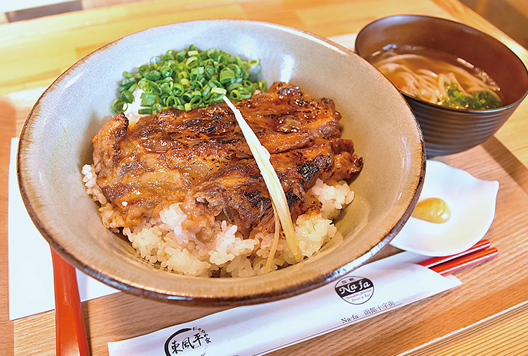 東風平のソーキ丼