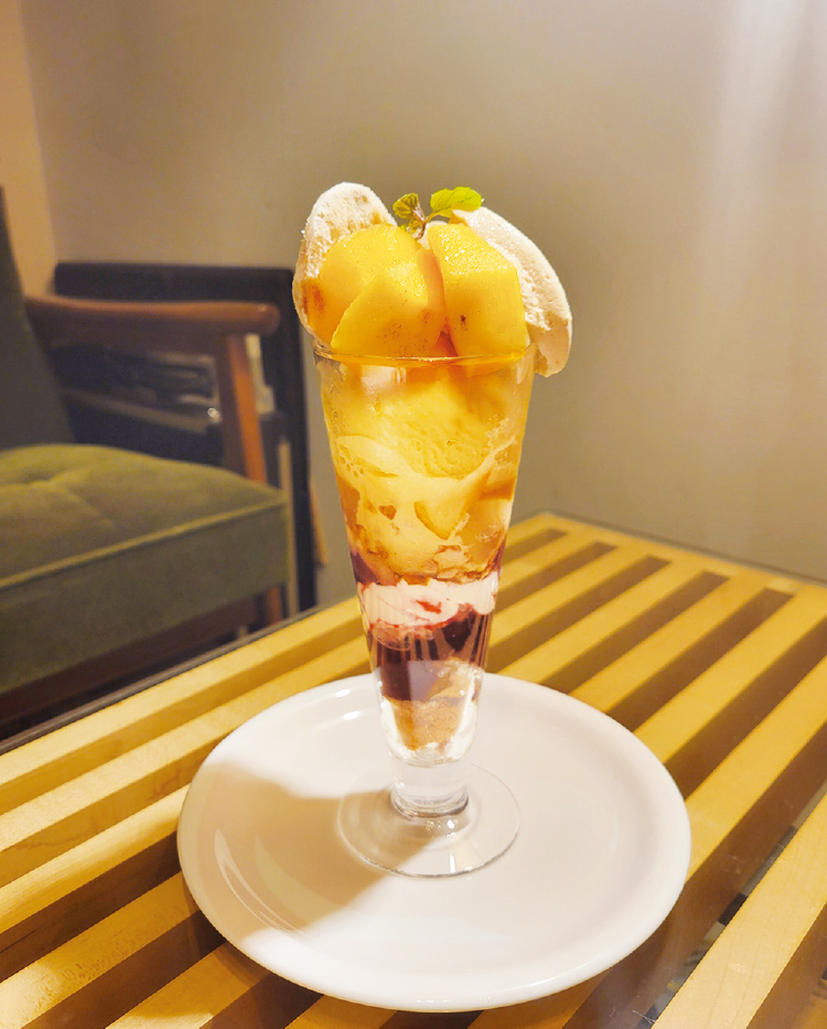 Cafe TUTU（ツツ）の柿と黒蜜きな粉のパフェ