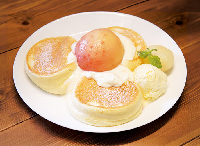 cafe wave snowの桃とレアチーズクリームのパンケーキ