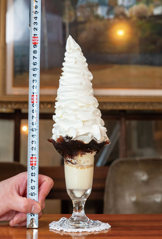 喫茶パレドールのやりすぎパフェ