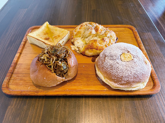 エスポワール＆どんぐりの悪魔の焼きそばバーガーなどのパン