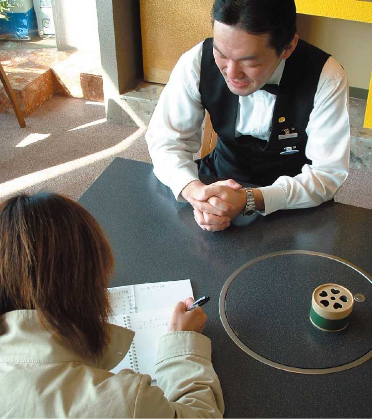 フィットネスホテル330函館で取材を行っている青いぽすと女性編集者