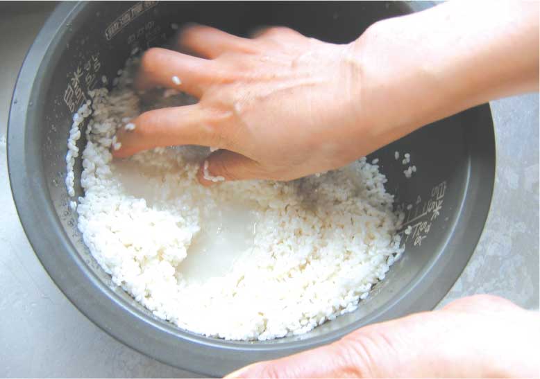 米を研いでる女性の手