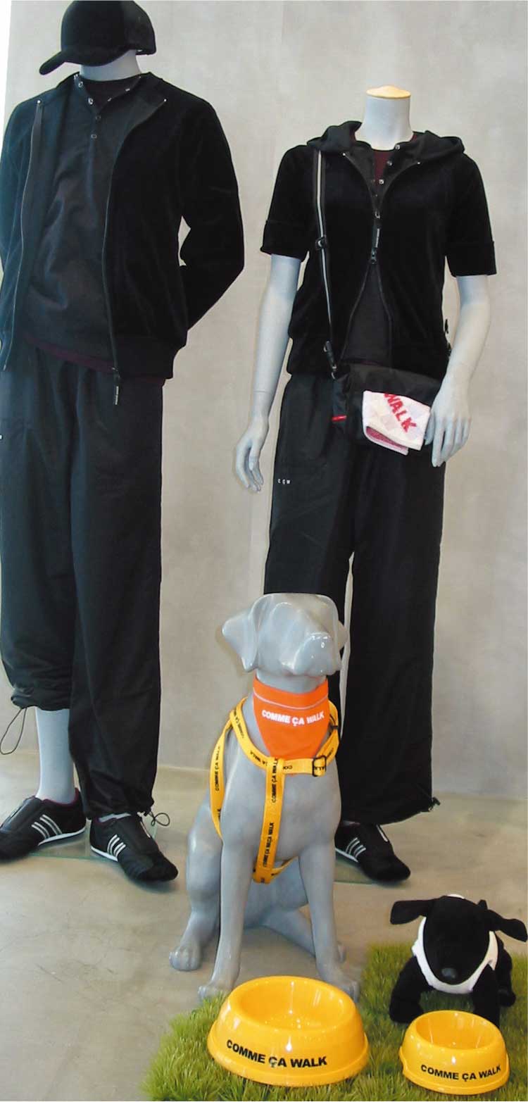 コムサイズムの犬の散歩用ファッションマネキン