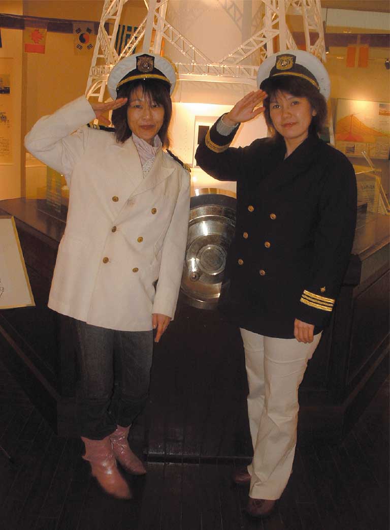 函館市灯台資料館ピリカン館で記念撮影をする青いぽすと女性記者