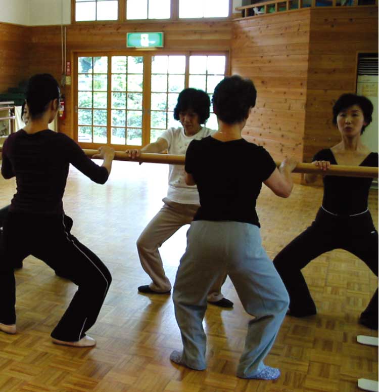 バレエの練習をしている女性たち