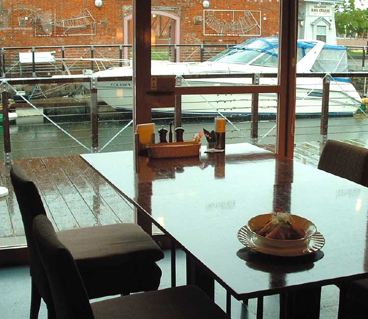カフェ＆ダイニングかねもりの窓から見える海とボート