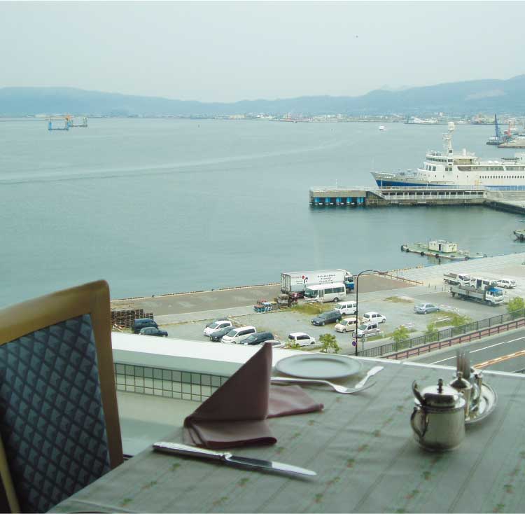 函館国際ホテル内スカイレストランビュメールから見える函館港