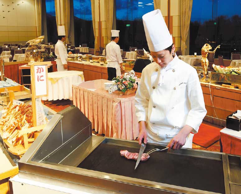 函館大沼プリンスホテルで鉄板ステーキを焼いているシェフ