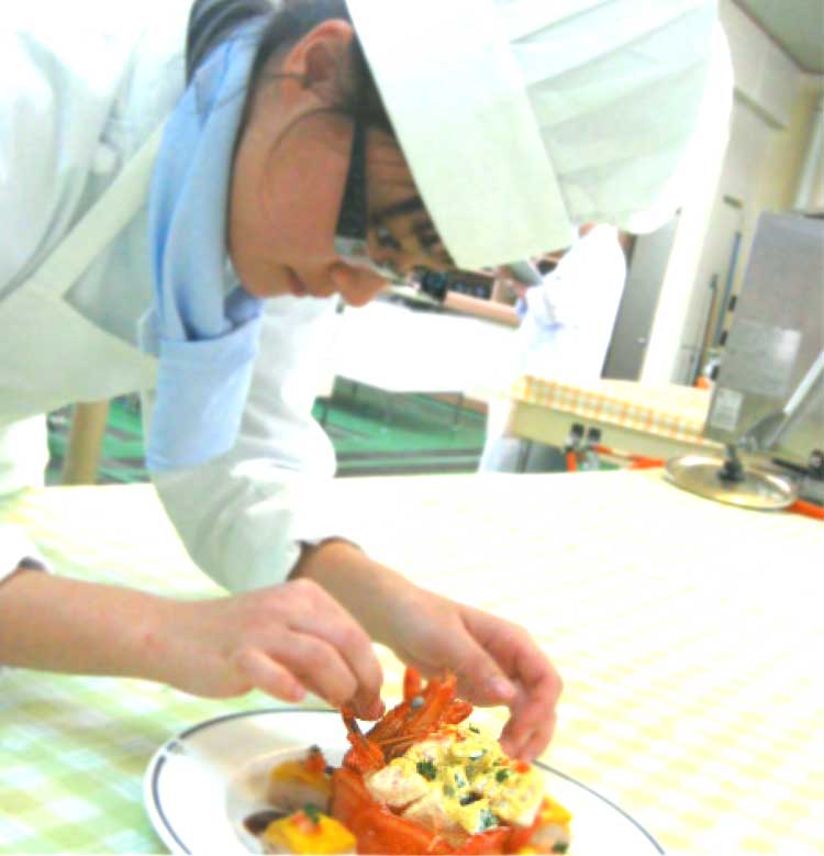 函館調理師養成専門学校で料理を作っている生徒