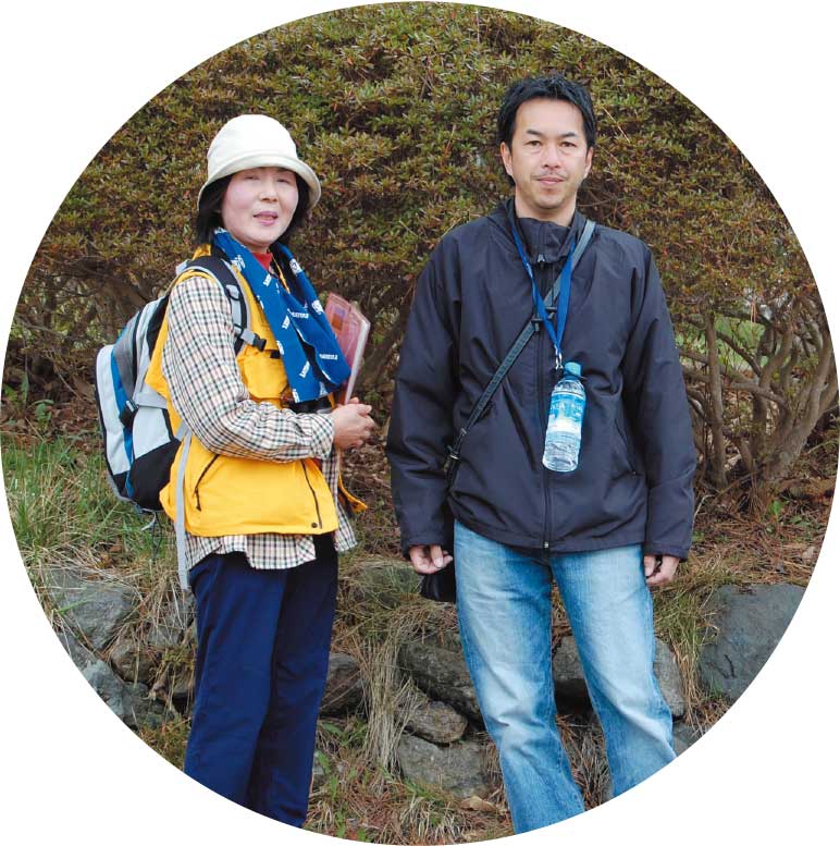 函館山に登ろうとしている青山記者と函館山ふれあいセンターのボランティアガイドの村本ゆり子さん