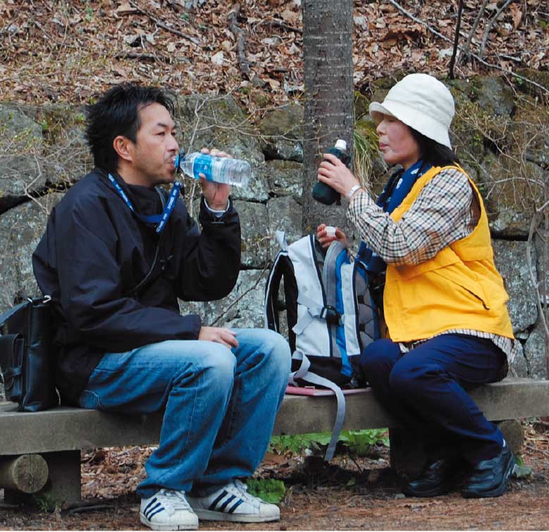 散策道のベンチで休憩している青山編集長と村本ゆり子さん