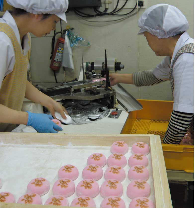 吉田食品工場で紅白大福を作っている女性達