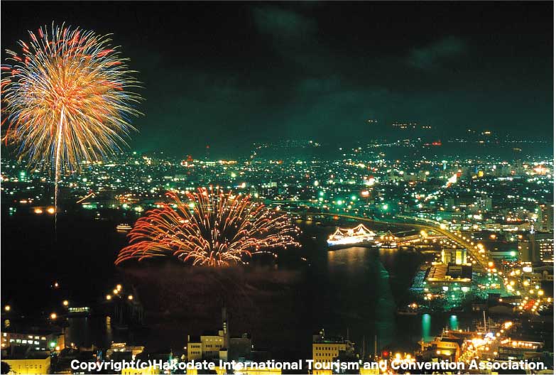 函館山からみた港祭りの花火大会