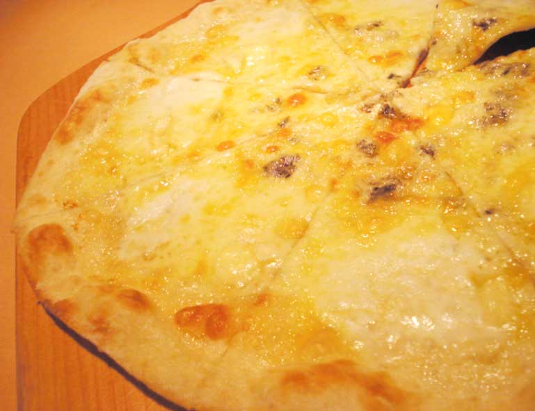 トラットリアAZZIPのクアトロフォルマッジ・4種のチーズのピッツァ