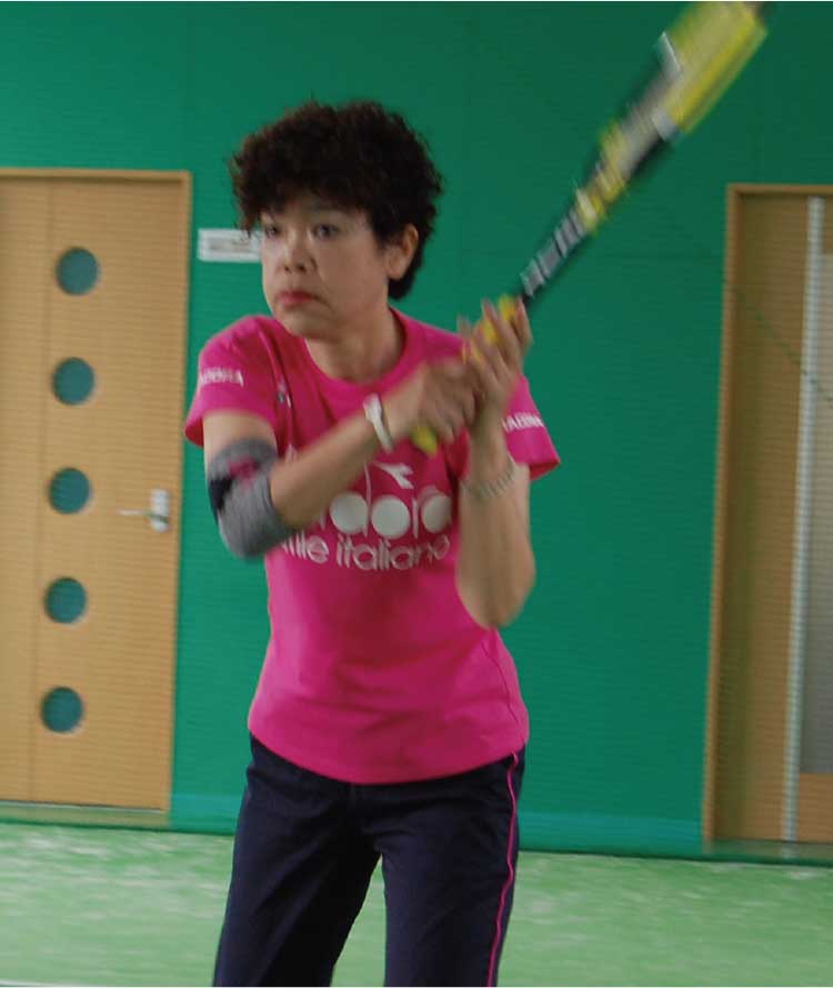 テニスをしている大石千恵子さん