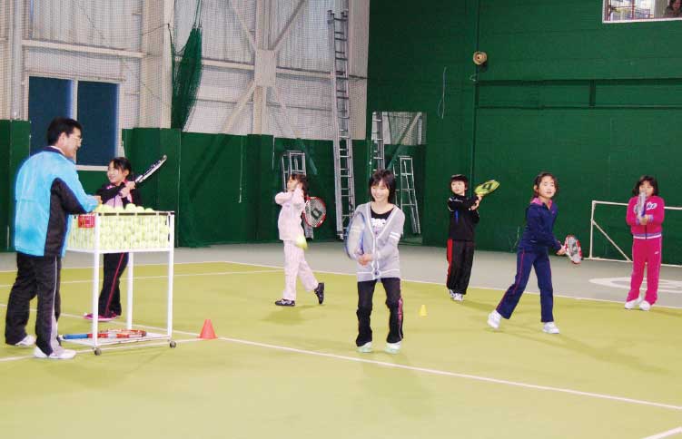 ピアインドア・テニススクールで練習している子供たち