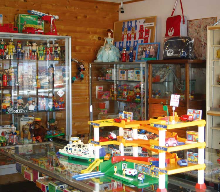 カフェフラフープにあるレトロな玩具コーナー