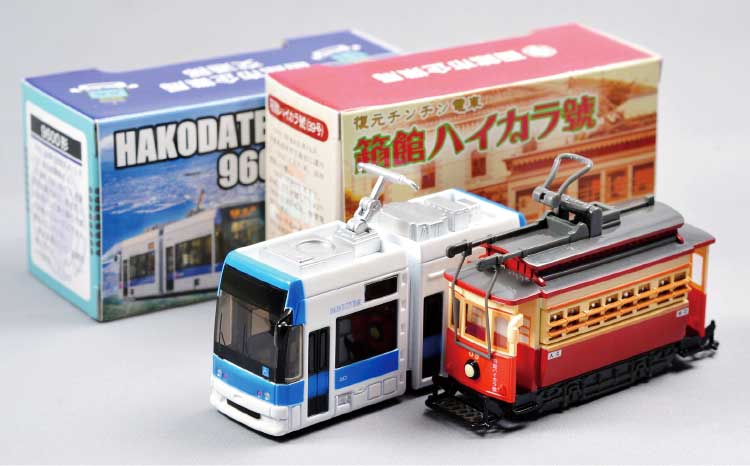 函館の市電ハイカラ號とらっくる号のプルバックカー