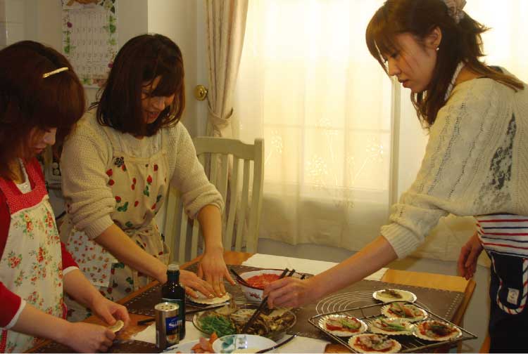 柏桜通りのパン教室でパン作りを教わっている女性たち