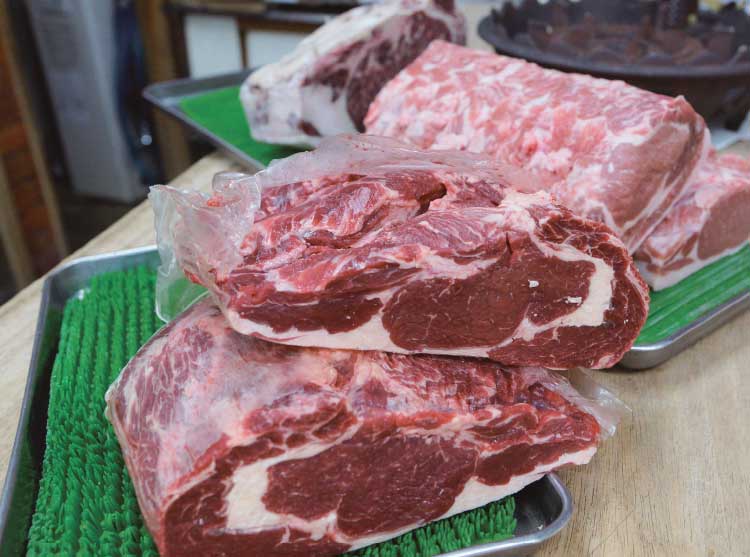 肉のスーパー大林の厨房に置いてある牛肉の塊