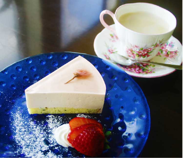 カフェエンの桜のレアチーズケーキとジンジャーミルクティー