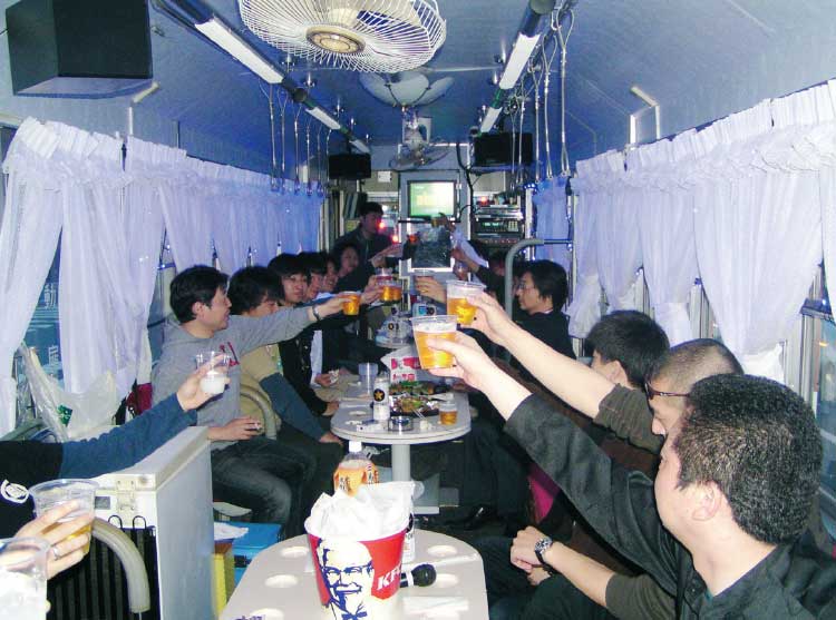 函館市企業局交通部のアミューズメントトラムでパーティーをしている人たち