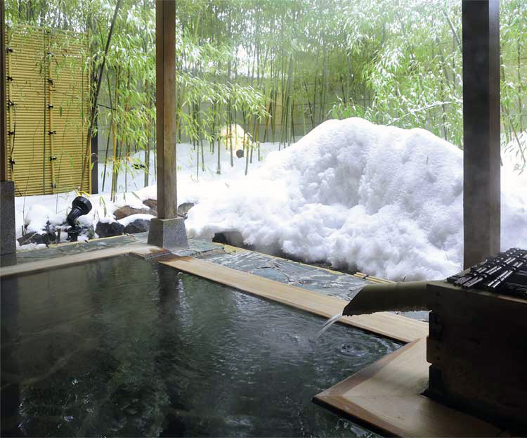 竹葉新葉亭の雪景色が見える温泉
